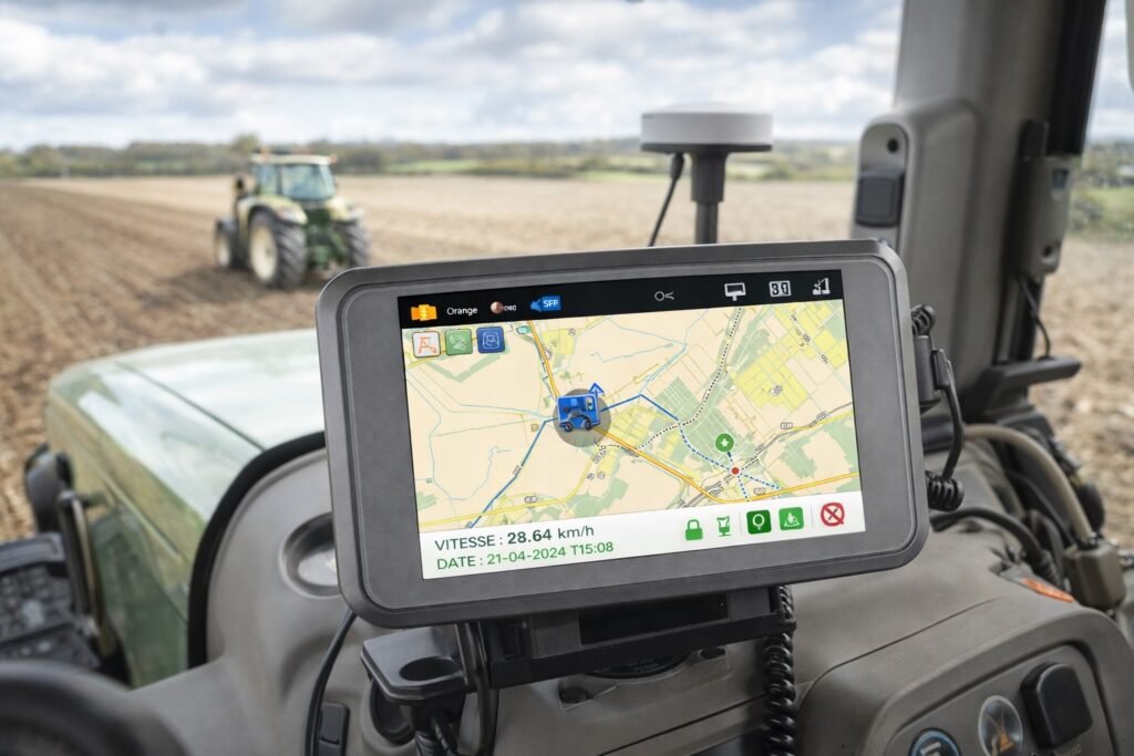 Tracteur agricole équipé d’un GPS sans réseau avec carte SIM M2M pour suivi en temps réel en zone rurale